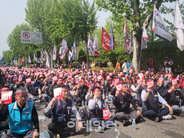 민주노총 전국 단위사업장 대표자 1300명이 10일 오후 2시 서울 용산구 대통령 집무실 앞에서 열린 ‘윤 대통령 퇴진 선포’ 결의 대회에서 구호를 외치고 있다.(사진=김영은 수습기자)