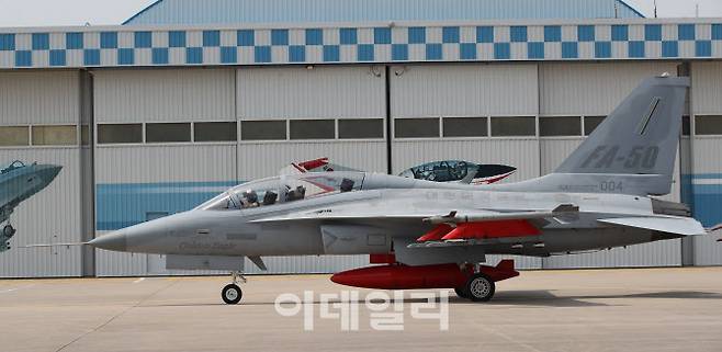 9일 경남 사천 한국항공우주산업(KAI)에서 폴란드 수출형 FA-50 PL 개발을 위해 연료탱크를 추가한 시제기가 비행시험을 위해 격납고를 나오고 있다. (사진공동취재단)