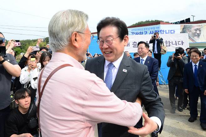 이재명(오른쪽) 더불어민주당 대표가 10일 경남 양산시 하북면 평산마을에 위치한 ‘평산 책방’을 찾아 문재인 전 대통령과 인사를 나누고 있다.(사진=연합뉴스)