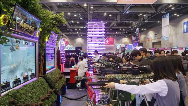 - 다양한 아케이드 게임 체험존도 마련되어 있다 (이미지 출처 : 2019 플레이엑스포)&nbsp;