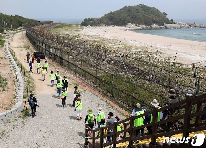 사진은 강원도 고성군 DMZ 평화의 길 투어에 나선 관광객들이 철책선 옆을 도보로 이동하는 모습 2019.6.26/뉴스1 ⓒ News1