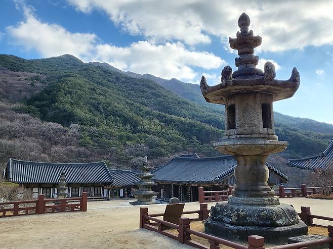 국보 '구례 화엄사 각황전 앞 석등'. (문화재청 제공)