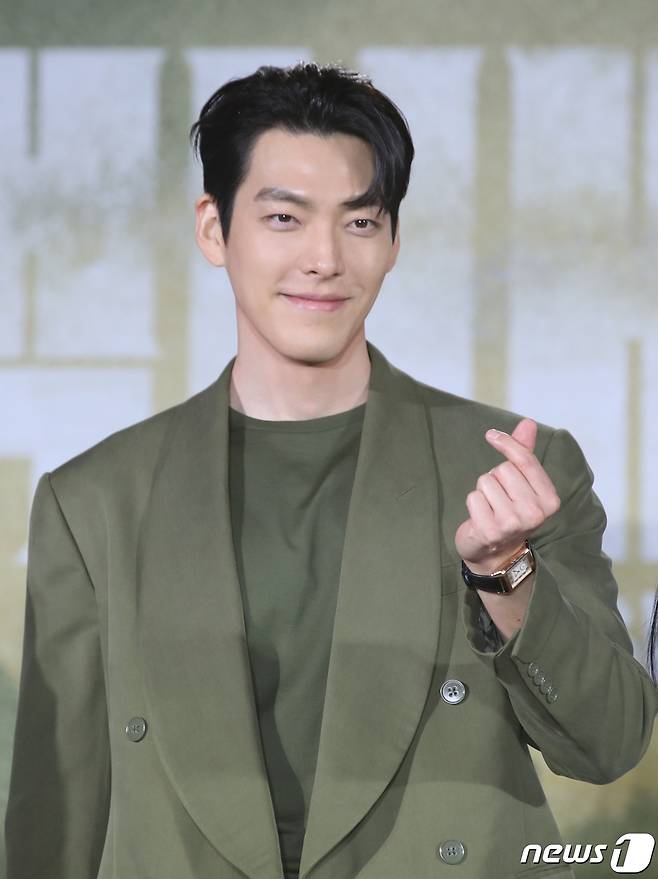 배우 김우빈이 10일 서울 영등포구 프로보크 서울에서 열린 넷플릭스 드라마 '택배기사'(감독 조의석) 제작발표회에서 포즈를 취하고 있다. '택배기사'는 극심한 대기 오염으로 산소호흡기 없이는 살 수 없는 미래의 한반도, 전설의 택배기사 ‘5-8’(김우빈 분)과 난민 ‘사월’(강유석 분)이 새로운 세상을 지배하는 천명그룹에 맞서며 벌어지는 이야기를 그렸다. 2023.5.10/뉴스1 ⓒ News1 권현진 기자