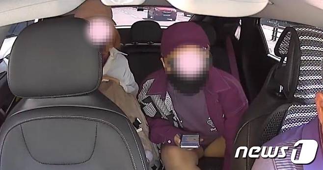 택시기사 측은 택시비 28만원을 먹튀한 승객들 모습을 커뮤니티에 공개했다. ('보배드림' 갈무리)