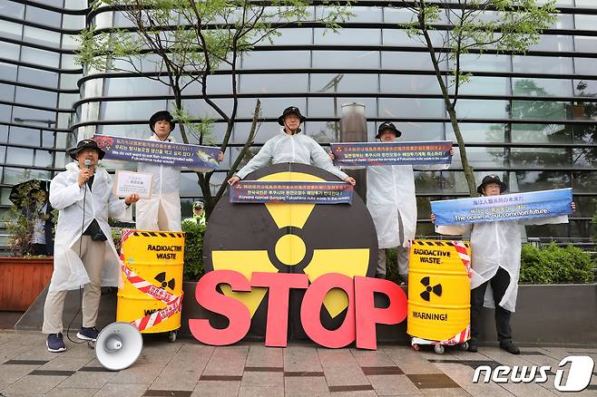 환경보건시민센터를 비롯한 환경단체 구성원들이 6일 오후 서울 종로구 일본대사관 앞에서 후쿠시마 원전오염수 해양 투기 반대 기자회견을 하고 있다. 환경보건시민센터는 이날 기자회견을 통해 윤석열 대통령이 이번에 방한하는 기시다 일본 총리에게 후쿠시마 원전오염수 해양 투기 반대의 뜻을 전달할 것을 촉구했다. 2023.5.6/뉴스1 ⓒ News1 이승배 기자