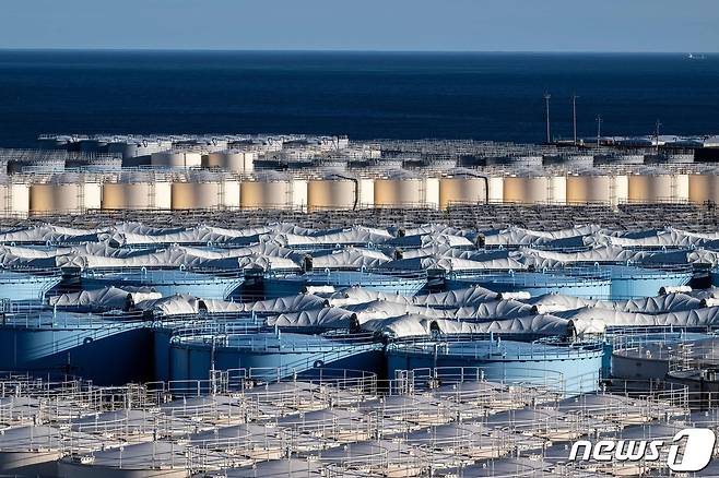 일본 후쿠시마 제1원자력 발전소 내 방사성 오염수 저장 탱크. ⓒ AFP=뉴스1