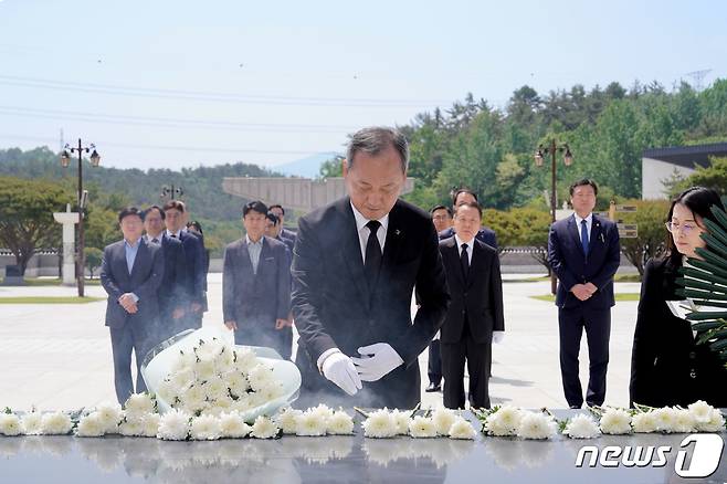 민영돈 조선대 총장이 10일 광주 북구 운정동 국립5·18민주묘지를 참배하고 있다.(조선대 제공)2023.5.10./뉴스1