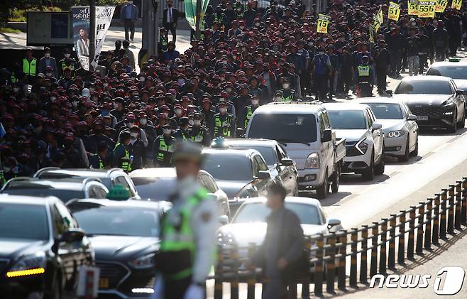 건설노동자 분신으로 정부와 대립각을 건설노조 조합원들이 오는 11일 거리로 나가 대규모 도심 행진에 나선다. 사진은 133주년 세계노동절인 지난 1일 대구 중구 공평네거리 인근에서 '2023 세계노동절 대구대회'를 마친 민주노총 노조원 등이 국민의힘 대구시당을 향해 행진하는 모습. 2023.5.1/뉴스1 ⓒ News1 공정식 기자