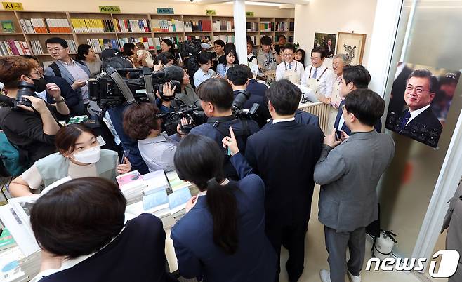 이재명 더불어민주당 대표와 박광온 원내대표가 10일 오후 경남 양산시 하북면에 위치한 문재인 전 대통령의 '평산책방'을 찾아 손님을 맞이하고 있다. (공동취재) 2023.5.10/뉴스1 ⓒ News1 윤일지 기자