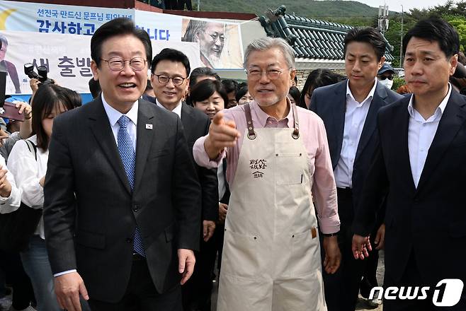 이재명 더불어민주당 대표가 10일 경남 양산시 평산마을을 찾아 문재인 전 대통령의 안내를 받으며 평산 책방으로 이동하고 있다.(공동취재) 2023.5.10/뉴스1 ⓒ News1 윤일지 기자