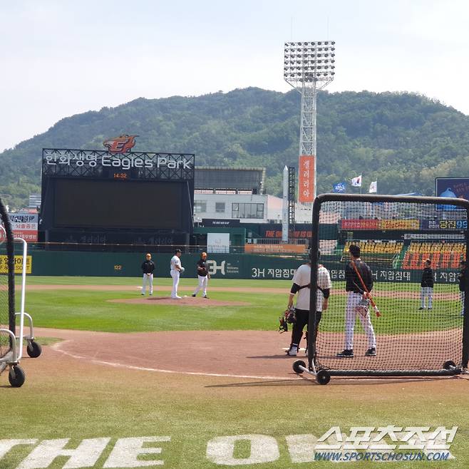 대전 한화생명이글스파크 마운드에서 견제 훈련을 하고 있는 산체스. 대전=정현석 기자 hschung@sportschosun.com