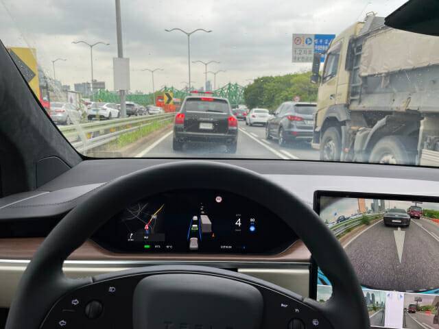 테슬라의 가장 장점으로 꼽는 오토파일럿 기능도 명성다운 기량을 보여줬다. 차량이 정체되거나 주변 차선이 막힐 때, 또는 주위의 차량을 세밀하게 인식했다. 차선 변경 지시등을 키면 자체적으로 주위를 확인하고 자연스럽게 차선이동을 진행했다. (사진=김재성 기자)