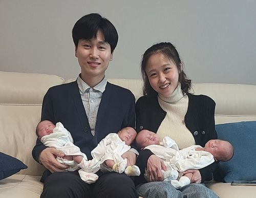 송리원PM(왼쪽)과 아내 차지혜 씨. 왼쪽부터 설록, 리지, 록시, 비전. 사진제공=SK온