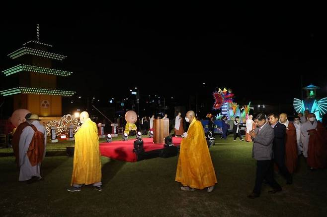 경남 고성사암연합회는 고성읍 송학동고분군에서 불기 2567년 부처님 오신 날 봉축 점등식을 봉행했다.