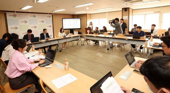 경기도교육청이 10일 직업계고등학교 경쟁력 강화 방안에 대해 설명하고 있다.