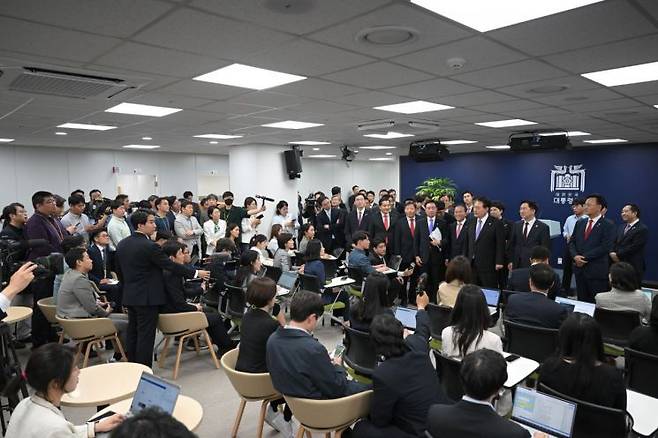 윤석열 대통령이 취임 1주년을 맞은 10일 서울 용산 대통령실 청사 내 기자실을 여당 지도부와 함께 방문하고 있다. /대통령실 제공·연합뉴스