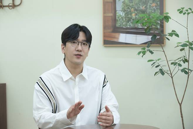 주식 유튜버 김태형씨가 8일 오후 서울 송파구 한 카페에서 본지와 인터뷰를 갖고 있다. /박상훈 기자