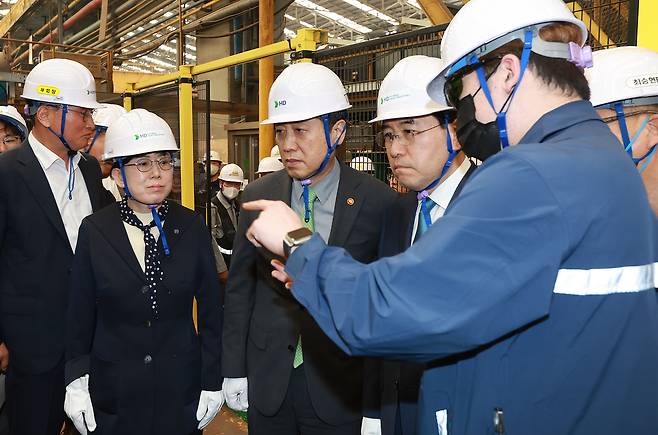 김주현 금융위원장이 이창양 산업통상부 장관과 10일 오후 울산광역시 동구 현대중공업 현장을 둘러본 후 현대호텔에서 개최한 조선업계 간담회에서 RG 등 금융 지원 확대를 위한 추가 대책과 금융·인력 등 업계 현안·애로사항 청취하고, 해결 방안에 대해 논의했다./금융위원회 제공