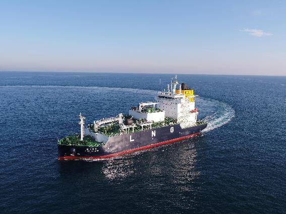 최신 한국형 화물창 기술(KC-2)을 적용한 국내 최초 LNG(액화천연가스) 벙커링 전용 선박인 '블루 웨일호'(Blue Whale)가 10일 운항을 시작했다./산업통상자원부 제공