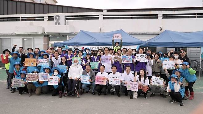 해양수산부, 한국수산자원공단, 효성그룹 임직원 및 화삼어촌계 주민 등'잘피 이식 및 해안정화 활동'참여 인원들이 기념 사진을 촬영하고 있다. ⓒ효성