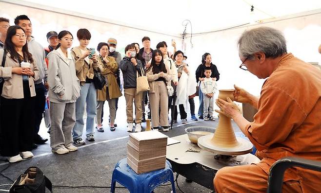 도자기명인의 성형 시범을 보고 있는 이천도자기축제 관람객들ⓒ이천시 제공