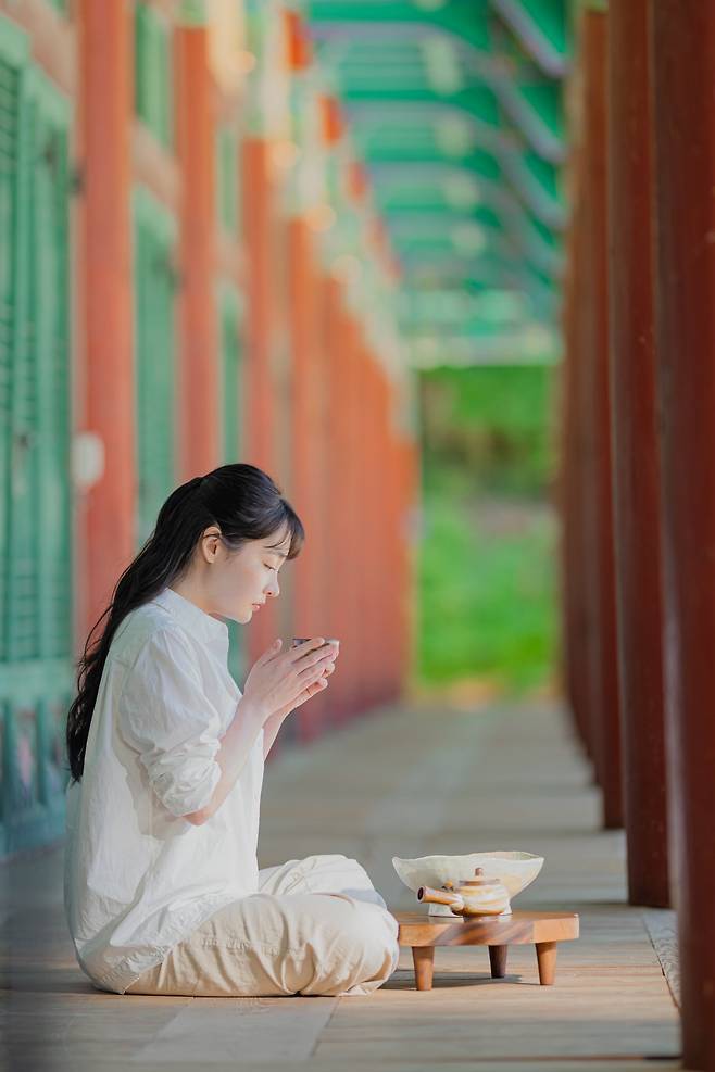 ‘문화유산 방문 캠페인’ 홍보대사인 배우 김민하가 경남 합천 해인사에서 차를 마시고 있다. 문화재청은 해인사를 비롯해 오랜 역사를 지닌 사찰 9곳을 둘러보는 ‘산사의 길’ 코스를 운영하고 있다. 문화재청 제공