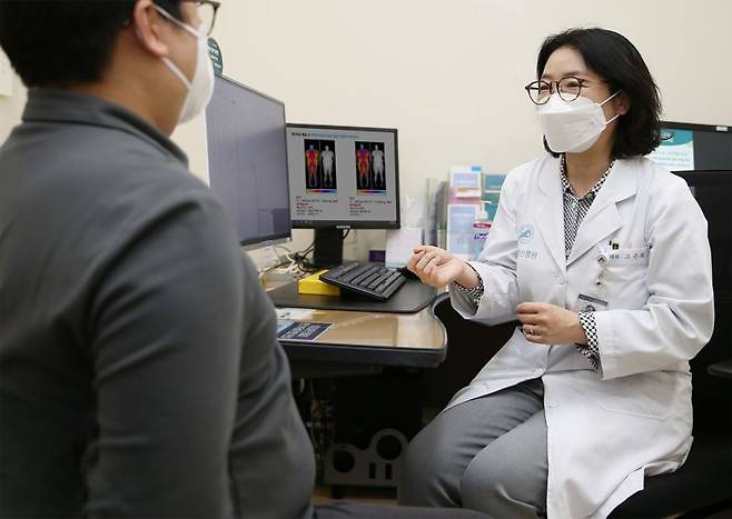 서울아산병원 내분비내과 고은희 교수가 복부 비만이 있는 당뇨병 환자를 진료하고 있다. 서울아산병원 제공