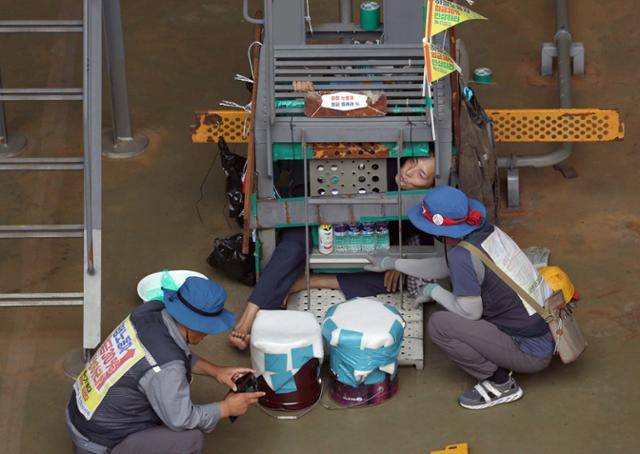 유최안 금속노조 거제통영고성 조선하청지회 부지회장이 2022년 7월 20일 오후 경남 거제시 아주동 대우조선해양 옥포조선소 독 화물창 바닥의 철 구조물 안에서 농성을 벌이고 있다. 공동취재사진