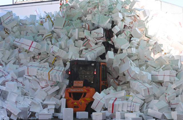 설 연휴가 끝난 올해 1월 25일 경기도 용인시 처인구 이동읍 공공재활용센터에 설 연휴 기간 가정에서 쏟아져 나온 스티로폼이 산더미처럼 쌓여 있다. 뉴시스