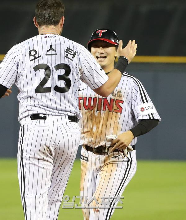 2023 KBO 프로야구 LG트윈스와 키움히어로즈의 경기가 9일 오후 서울 잠실야구장에서 열렸다. 연장 10회말 2사 2,3루 신민재가 끝내기 내야안타를 치고 오스틴의 축하를 받고 있다. 잠실=김민규 기자 mgkim1@edaily.co.kr /2023.05.09/