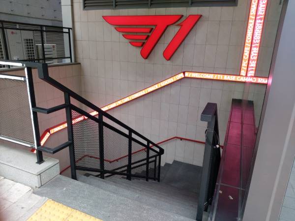 서울 지하철 2호선 홍대입구역 1번 출구 근처의 'T1 베이스 캠프' 입구. IS포토