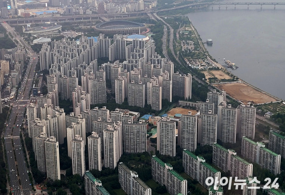 서울 잠실 롯데월드타워 전망대에서 바라본 아파트 전경. [사진=김성진 기자]