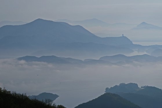 해가 뜬 후에 고흥의 동쪽 해안은 수묵화처럼 펼쳐진다. 왼쪽 가장 높은 산이 우미산이고, 그 오른쪽 언덕에 고흥우주발사전망대가 자리한다.