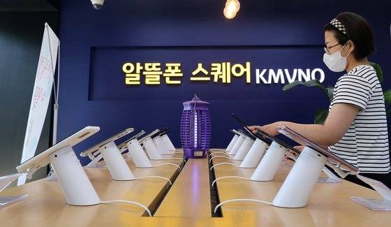 서울 종로구에 위치한 알뜰폰 스퀘어. 지난 2020년 과기정통부가 알뜰폰 상품 홍보를 위해 개설한 곳으로 각사의 알뜰폰 상품 체험이 가능하다. [뉴스1]
