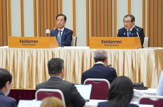 김병준 전국경제인연합회 회장 직무대행(왼쪽)과 도쿠라 마사카즈 게이단렌(經團連·일본경제단체연합회) 회장이 10일 도쿄 게이단렌 회관에서 열린 미래파트너십 기금 관련 기자회견에서 기금의 운용 방향에 관해 설명하고 있다. 연합뉴스