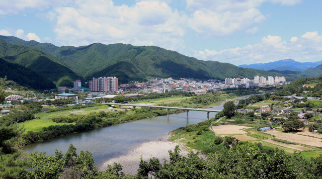 ▲ 인제 아미산에서 내려다 본 인제읍 전경.