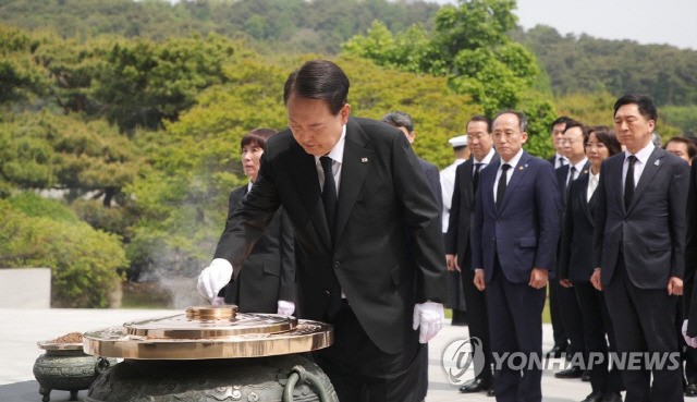 ▲ 윤석열 대통령이 10일 오전 국립 서울현충원을 찾아 헌화 분향하고 있다. 사진/연합뉴스