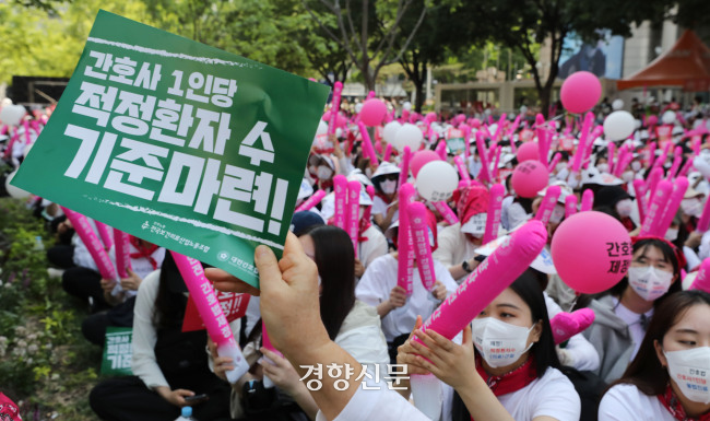 대한간호협회와 전국보건의료산업노조 소속 간호사들이 지난해 5월12일 국제간호사의 날을 맞아 서울 광화문 동화면세점 앞에서 결의대회를 열고 간호법 제정을 촉구하고 있다. /한수빈 기자