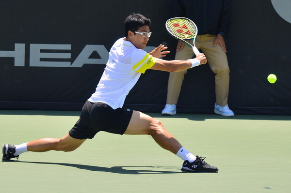 정현이 9일 ATP 부산오픈 챌린저 대회 단식 1회전 우치야마 야스타카와의 경기에서 포핸드 공격을 하고 있다.   부산오픈 챌린저 조직위원회 제공