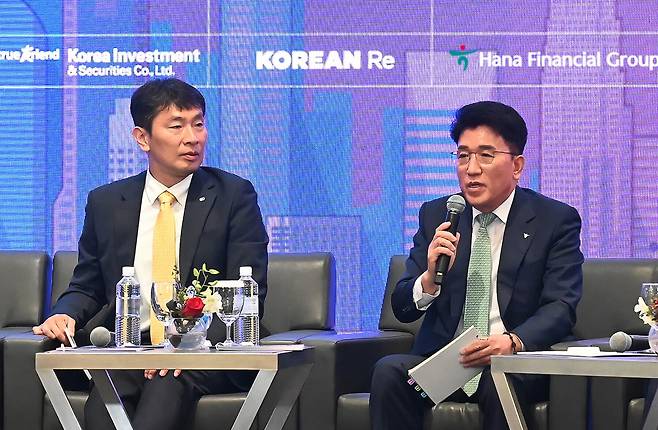 Hana Financial Group Chairman Ham Young-joo (right) talks at the "Invest K-finance: Singapore IR 2023" event in Singapore on Tuesday, with Financial Supervisory Service Gov. Lee Bok-hyun in attendance. (Hana Financial Group)