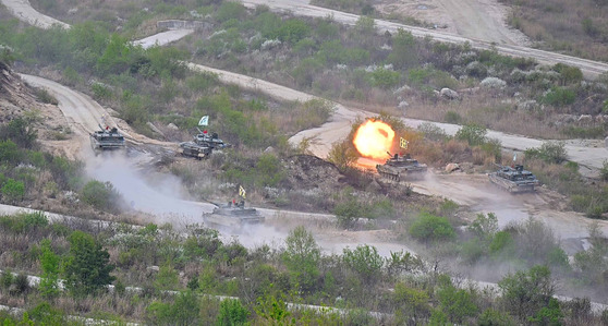 A training exercise involving 31 pieces of equipment of the Korean Army on a training ground run by the 8th Manuever Division in Pocheon, Gyeonggi, on May 2. [MINISTRY OF FOREIGN AFFAIRS]