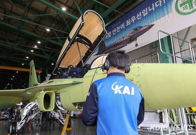 9일 오후 경남 사천 한국항공우주산업(KAI) 본사 고정익동에서 KAI 직원들이 TA-50을 점검하고 있다. 