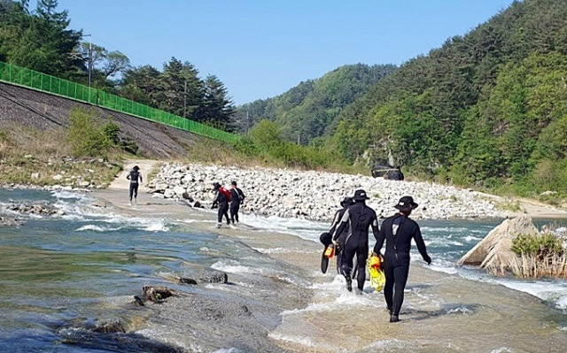 경북 소방과 경찰이 9일 경북 봉화군 소천면의 낙동강 지류에서 실종자를 수색하고 있다. 경북소방본부 제공