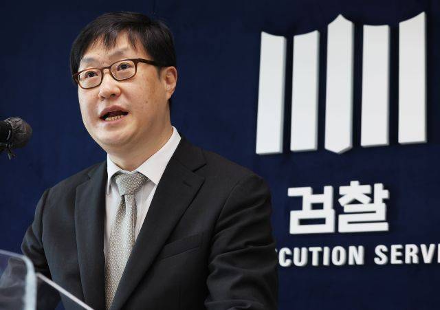 박광현 수원지검 인권보호관이 10일 오전 경기도 수원시 영통구 수원지방검찰청에서 '노동단체 침투 지하조직' 국가보안법 위반 사건 중간수사 결과 브리핑을 하고 있다. 연합뉴스