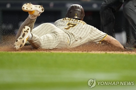 헤드 퍼스트 슬라이딩으로 득점하는 김하성
[AP=연합뉴스]