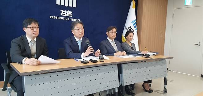 10일 오전 수원지검  브리핑룸에서 박광현 전문공보관과 정원두 공공수사부장, 이재만 공공수사부 부부장검사, 한은지 검사(사진 왼쪽부터) 가 전 민노총 간부의 국가보안법 위반 사건에 대해 설명하고 있다. 지홍구기자