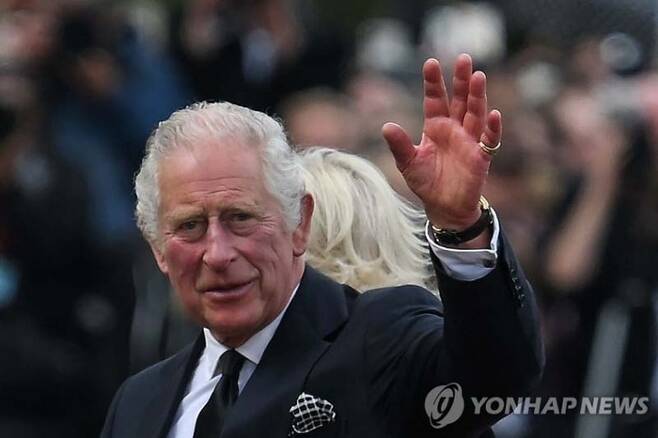 영국 국왕 찰스 3세가 시민들을 향해 손을 흔들고 있다. [사진=연합뉴스]