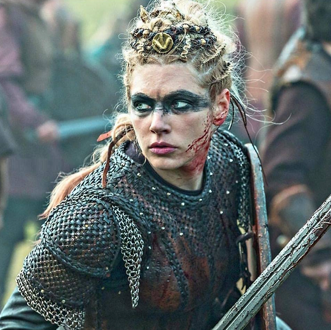 바이킹 유적지에서는 여자 전사의 무덤이 발견되기도 했다. 사진은 드라마 바이킹스에서 전투에 나선 여성 전사. <사진 출처=IMDB>