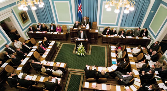 아이슬란드 국회의사당에서 의회(알씽) 회의가 열리고 있다. 바이킹 자유민들의 회의에서  알씽이란 용어가 나왔다.