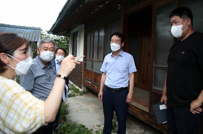 강진원 강진군수가 병영의 한 주택을 방문해 현장을 살피고 있다.사진 오른쪽에서 2번째/강진군